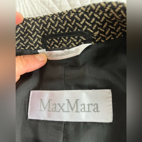 Max Mara black blazer, size 6, great condition, 73% virgin wool, 27% nylon. - Picture 6 of 8